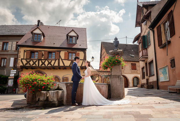 Mariés en alsace marchant main dans la main