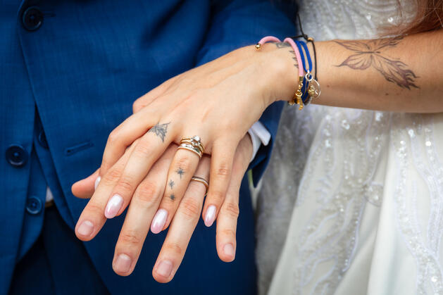 Mariés enlacés — photo naturelle et spontanée