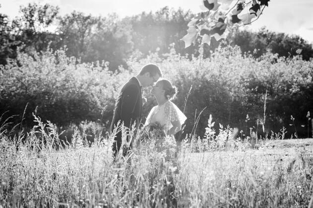 Séance couple mariés en extérieur — lumière naturelle
