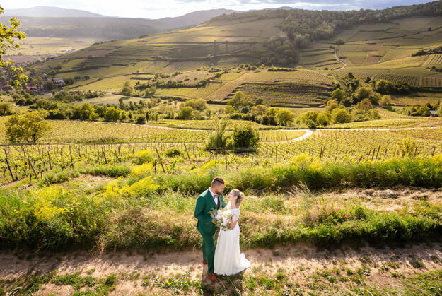 Couple de mariés dans un cadre naturel en Alsace