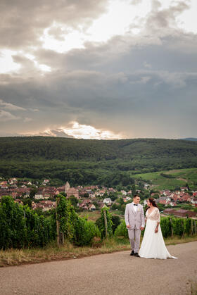 Portrait mariés en lumière douce — golden hour