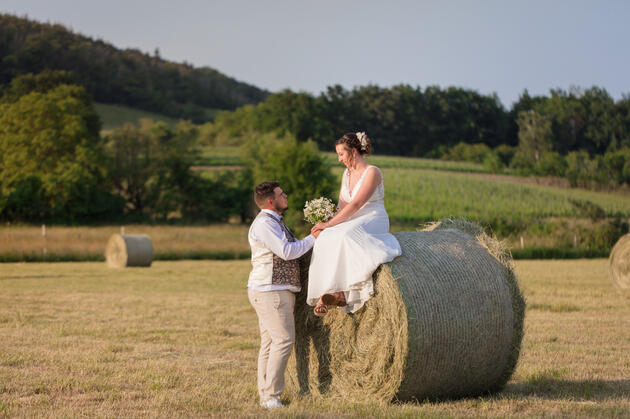 Couple de mariés riant ensemble