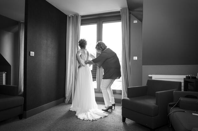 Habillage de la mariée avec ses témoins