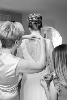 Mariée se préparant devant le miroir