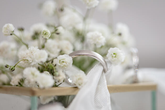 Détails accessoires mariage — bouquet et bijoux