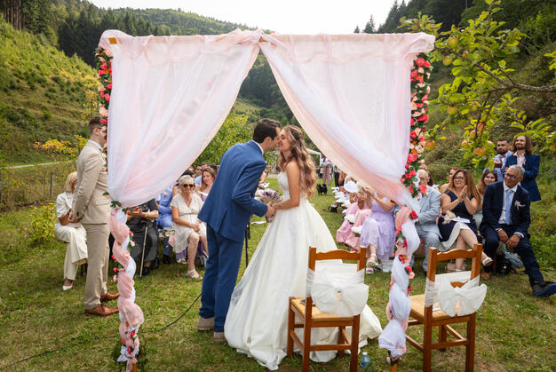 Mariés à l'autel — cérémonie religieuse Alsace