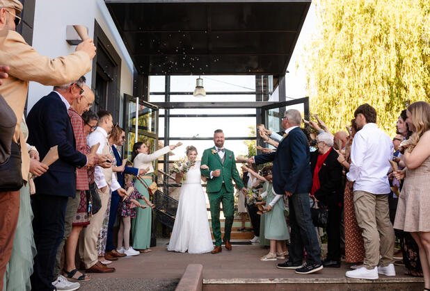 Mariés se regardant pendant la cérémonie