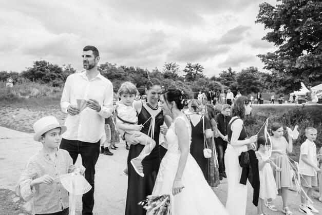 Invités émus pendant la cérémonie de mariage