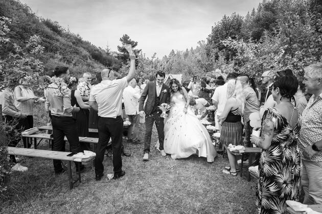 Sortie des mariés applaudissements mairie