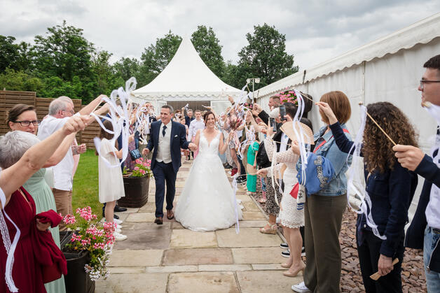 Sortie des mariés sous les applaudissements