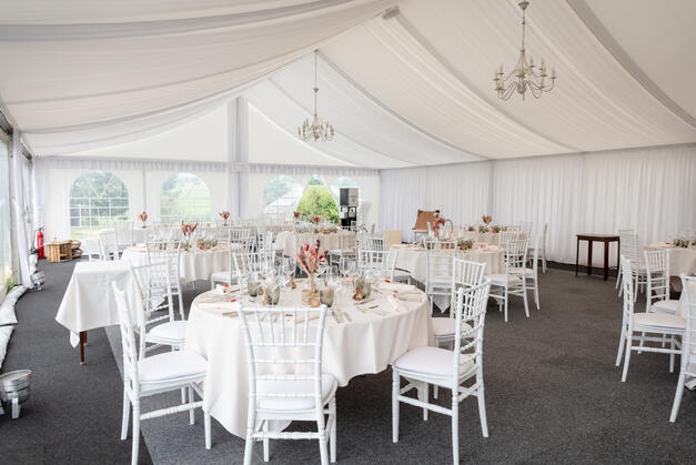 Salle de réception décorée pour le mariage