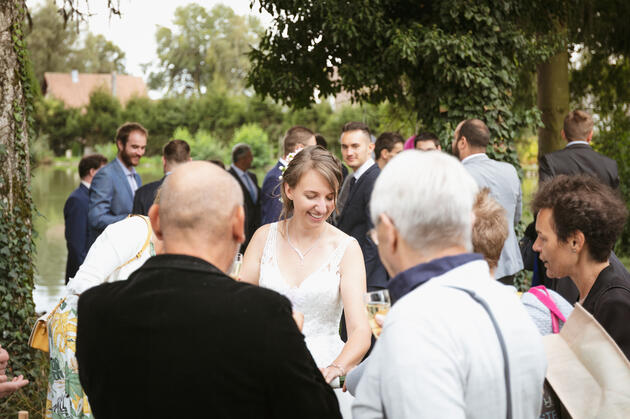 Mariés avec leurs proches au cocktail