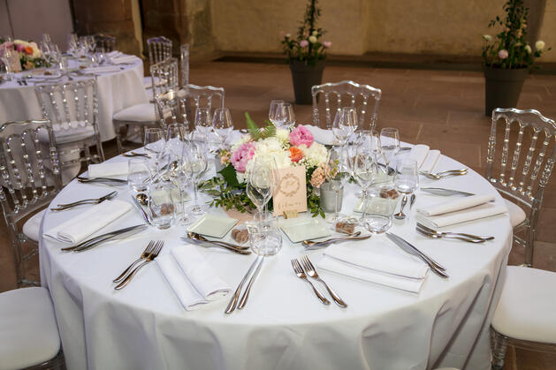 Mariés accueillis par les invités au vin d'honneur