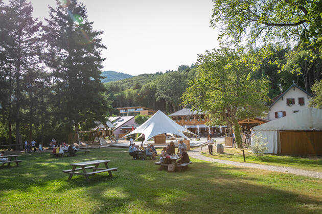 Invités discutant au vin d'honneur — ambiance naturelle