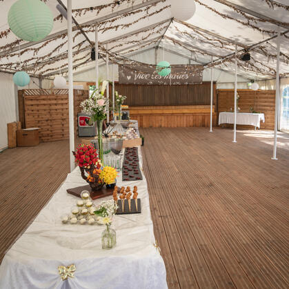 Ambiance chaleureuse au vin d'honneur en plein air