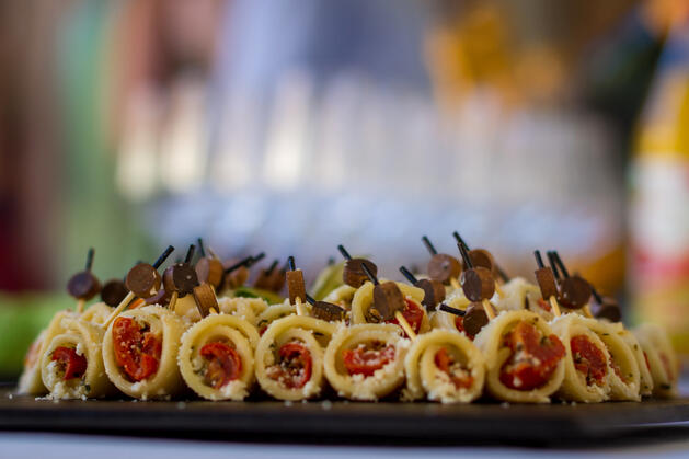 Toast des mariés avec les invités