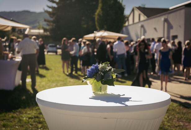 Rires et convivialité pendant le cocktail