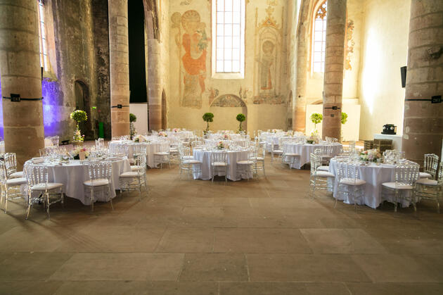 Rires et convivialité pendant le cocktail